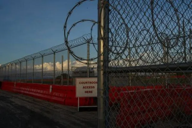 مدخل إلى المجمع القانوني في خليج غوانتانامو حيث ظلت قضية 11 سبتمبر غارقة في جلسات الاستماع السابقة للمحاكمة سنوات (نيويورك تايمز)