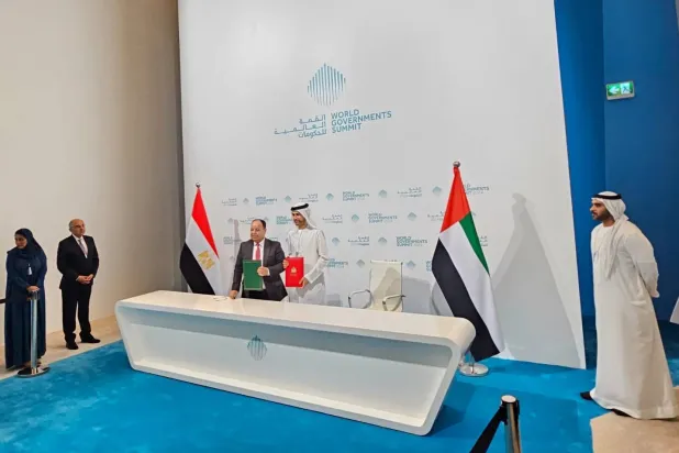 وزير المالية المصري محمد معيط ووزير دولة الإمارات للشؤون المالية محمد الحسيني بعد توقيع اتفاقية لعدم الازدواج الضريبي في دبي (الشرق الأوسط)