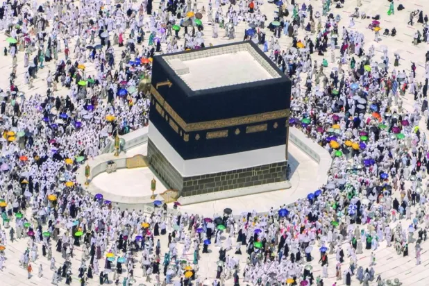 معتمرون يطوفون بالكعبة (أرشيفية - أ.ب)