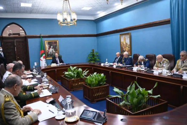 الرئيس الجزائري عبد المجيد تبون يقود اجتماعاً بحضور قادة الجيش وأجهزة الأمن (أرشيفية)