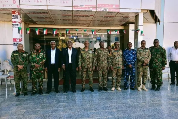 صورة تجمع قادة من الجيش السوداني ومسؤولين مؤيدين لهم (الأحد) في مدينة أمدرمان (إعلام مجلس السيادة الانتقالي)