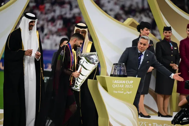 الشيخ تميم بن حمد يتوج الهيدوس قائد المنتخب القطري بكأس آسيا (تصوير: بشير صالج)