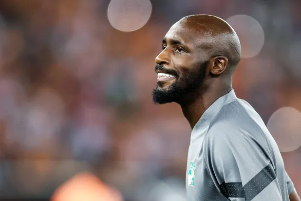 العاجي فوفانا أثناء عملية الإحماء للنهائي الأفريقي أمام نيجيريا (أ.ف.ب)