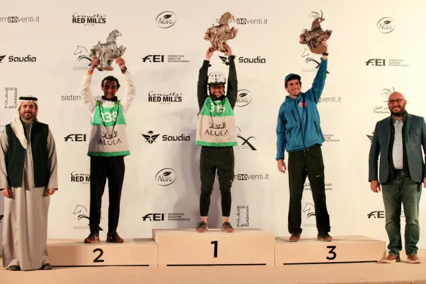 أصحاب المراكز الثلاث الأولى في السباق خلال التتويج (الشرق الأوسط) 