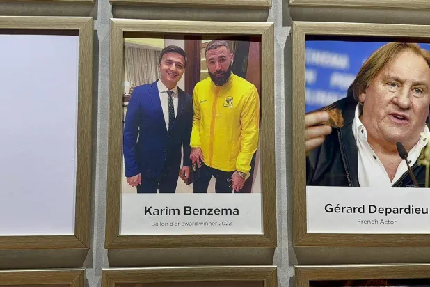 صورة بنزيمة في بهو الفندق الأوزبكي (الشرق الأوسط)