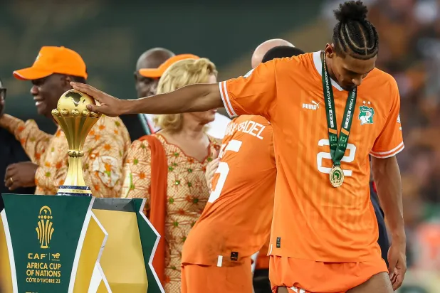 سيباستيان آلير مهاجم كوت ديفوار يلامس «كأس أفريقيا» (أ.ف.ب)