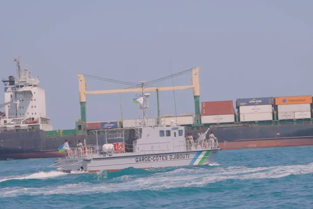 دورية لخفر السواحل الجيبوتية تمر أمام سفينة تجارية توقفت في المياه الإقليمية جراء التوترات بالبحر الأحمر (تصوير: تركي العقيلي)