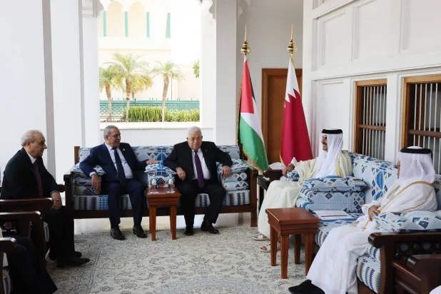 الرئيس الفلسطيني محمود عباس وأمير قطر الشيخ تميم بن حمد في الدوحة (صفحة الرئيس الفلسطيني على فيسبوك)
