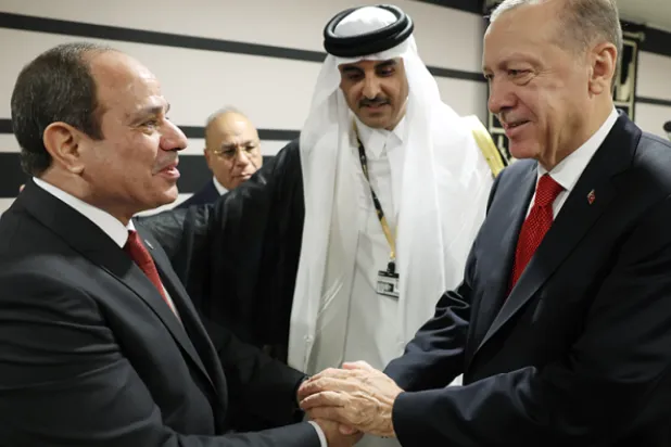 لقاء سابق بين السيسي وإردوغان في العاصمة القطرية الدوحة (غيتي)