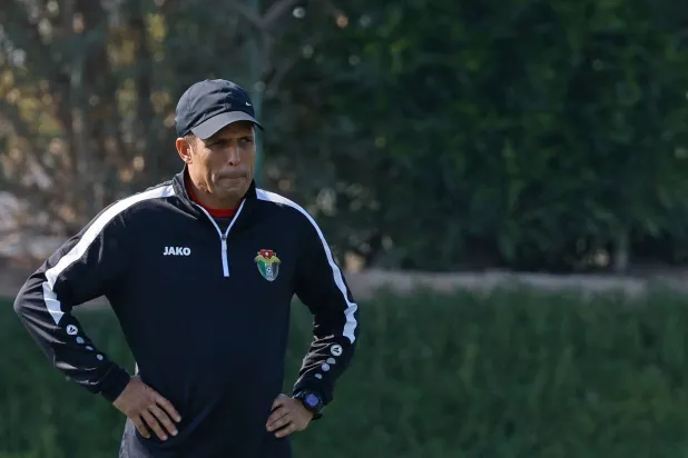 الحسين عموتة مدرب الأردن (أ.ف.ب)