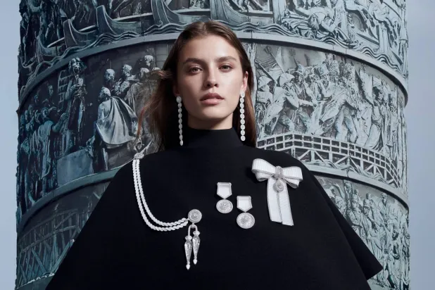 تقنية التريكو وكتافيات مصنوعة من الذهب الأبيض وأزرار وعُقد وإبر... بعض من الأشكال التي صاغتها المصممة كلير شوازن من الألماس والكريستال الصخري (بوشرون)