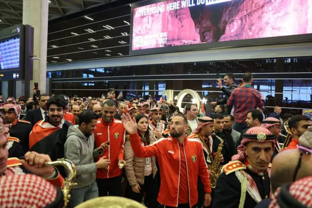 مطار الملكة علياء كان مليئاً بالمشجعين المحتفين بالنشامى (البتراء)