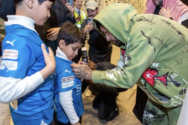 النجم البرازيلي يوقِّع على قميصَي طفلين هلاليين (نادي الهلال)