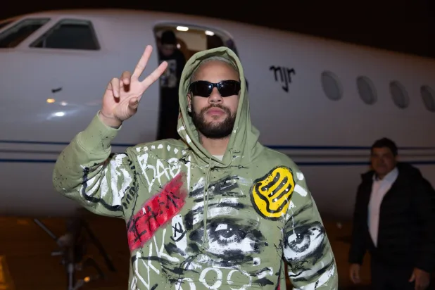 نيمار يشير للكاميرا بعد وصوله إلى مطار الرياض (نادي الهلال)