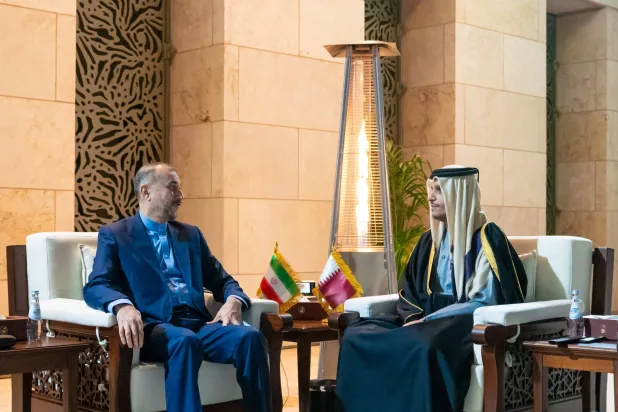 قطر کے وزیر خارجہ شیخ محمد بن عبدالرحمن دوحہ میں اپنے ایرانی ہم منصب حسین امیر عبداللہیان سے ملاقات کرتے ہوئے (قنا)
