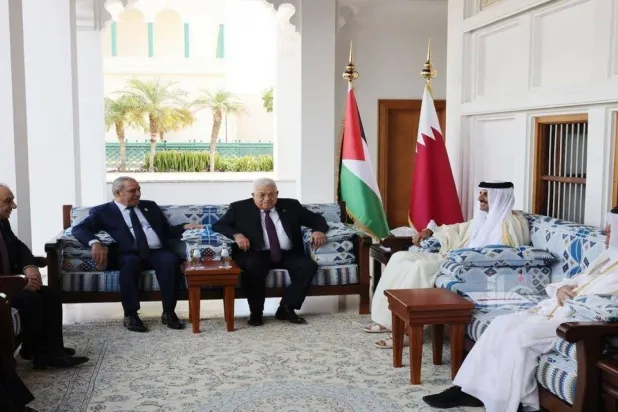 Palestinian President Mahmoud Abbas met in Doha on Monday with the Emir of Qatar Sheikh Tamim bin Hamad Al Thani (WAFA)