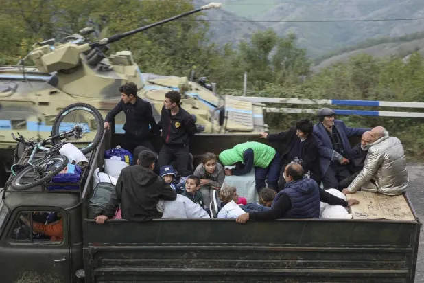 نازحون أرمن يغادرون كاراباخ باتجاه أرمينيا في 26 سبتمبر الماضي (إ.ب.أ)