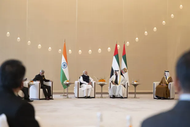 الشيخ محمد بن زايد وناريندرا مودي رئيس الوزراء الهندي خلال اللقاء في دبي (وام)