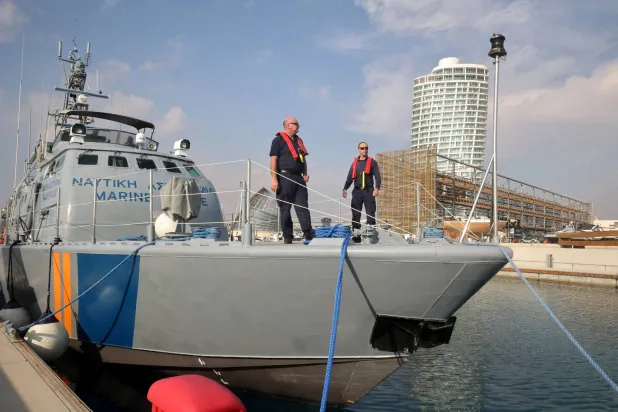 ضباط يقفون على سفينة تابعة لميناء قبرص والشرطة البحرية في أيا نابا مارينا بقبرص في 6 ديسمبر 2023 (رويترز)