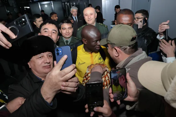 استقبال كبير حظي به الاتحاد فور وصوله نمنغان الأوزبكية (عدنان مهدلي)