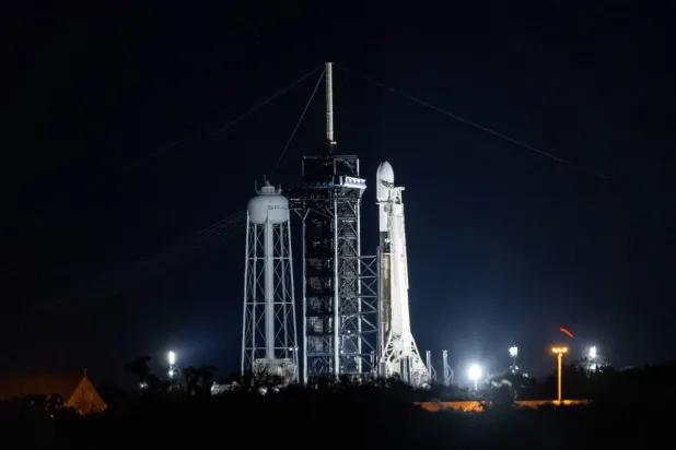صاروخ «فالكون 9» في كيب كانافيرال خلال الاستعداد للانطلاق نحو القمر (إ.ب.أ)