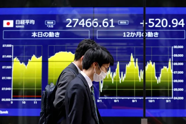 انخفض متوسط مؤشر «نيكي» للأسهم اليابانية عن أعلى مستوى له في 34 عاماً متأثراً بالانخفاض الحاد الذي شهدته بورصة «وول ستريت» (رويترز)