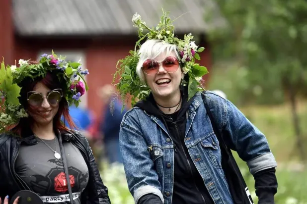 الناس قد يجدون السعادة من خلال قضاء الوقت مع الأصدقاء وزيارة العائلات والتواصل مع الآخرين (رويترز)