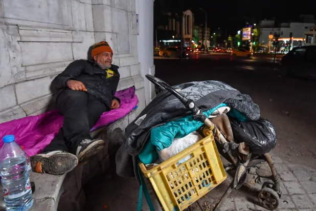 يعاني جل المتقاعدين في تونس من تدهور المقدرة الشرائية وارتفاع تكلفة العلاج وفقدان أدوية الأمراض المزمنة (أ.ف.ب)