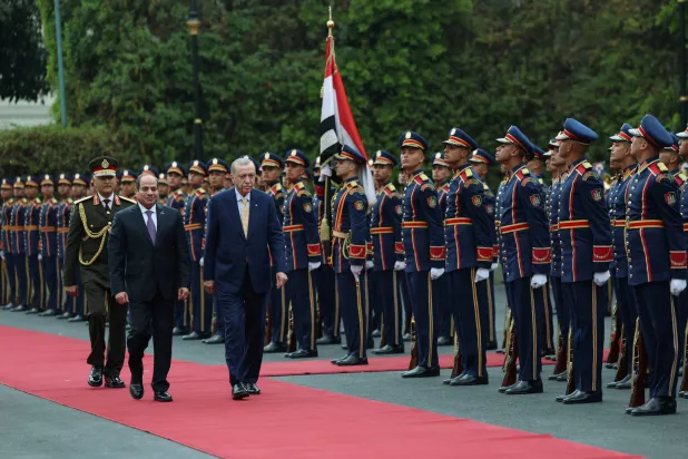 السيسي وإردوغان يستعرضان حرس الشرف في قصر الاتحادية بالقاهرة الأربعاء (رويترز)