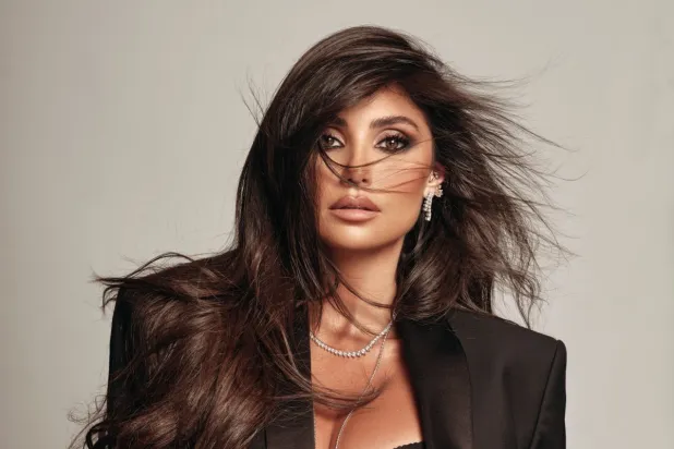 ترى أنّ مواقع التواصل خربت الساحة الفنية (صور دوللي عياش)