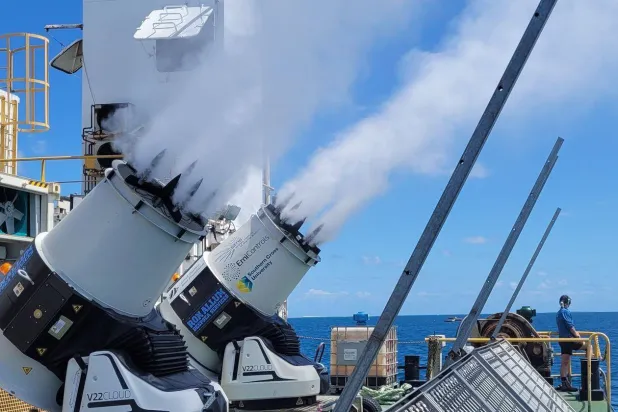 تطلق مولدات تفتيح السحابة البحرية مضخات من مياه البحر (جامعة ساوثرن كروس)