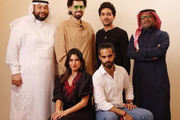 ياسر الياسري وإبراهيم عباس مع أبطال فيلم «حوجن» (الشركة المنتجة)

