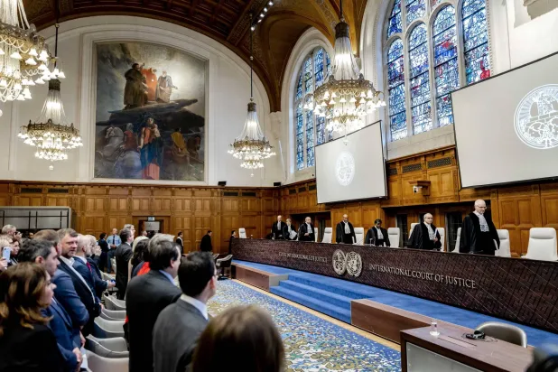 قضاة محكمة العدل الدولية في لاهاي (يناير الماضي) قبل النطق بحكم ضد إسرائيل (إ.ب.أ)