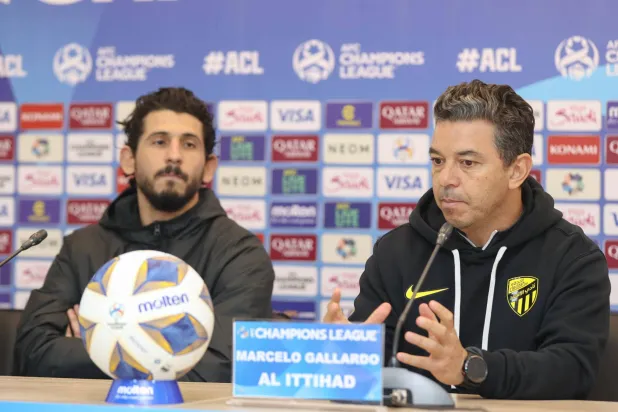 غاياردو مدرب الاتحاد في المؤتمر الصحافي ويظهر حجازي إلى جواره (تصوير: عدنان مهدلي) 