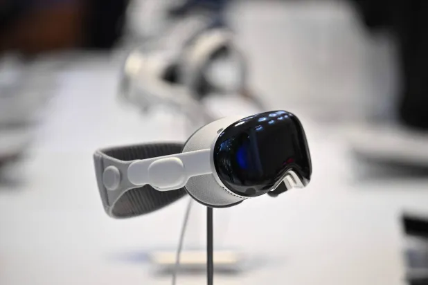 «فيجين برو» من «أبل» تجربة الواقع المختلط بدقة عالية وتصميم فاخر، لمحة عن المستقبل الافتراضي (أ.ف.ب)