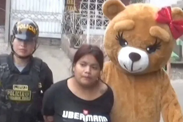 لحظة القبض على إحدى تاجرتي المخدرات في العاصمة ليما (متداولة)