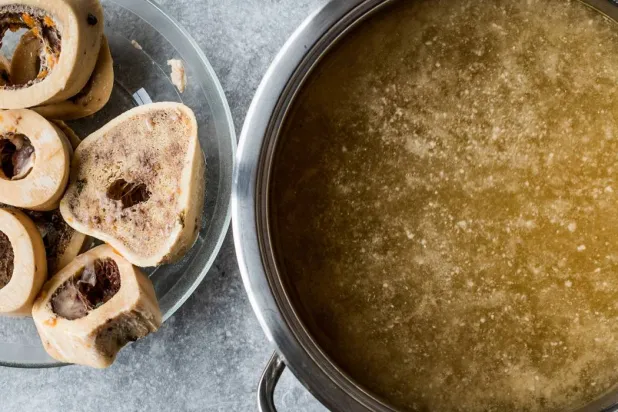 مرق العظام مشروب سحري يعيد الشباب ويقوي الجسم (إنستغرام)