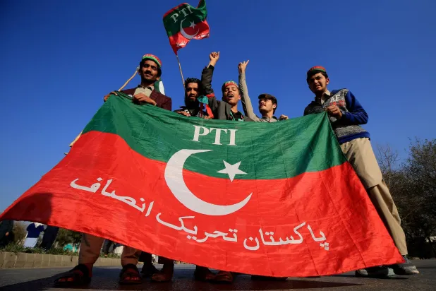 أنصار حزب تحريك الإنصاف الباكستاني يتجمعون للاحتجاج بزعم تزوير الانتخابات العامة، في بيشاور، باكستان الثلثاء " ا ب أ "