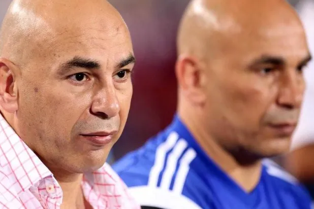 حسام حسن مدرب «الفراعنة» الجديد وشقيقه إبراهيم مدير المنتخب (أ.ف.ب)