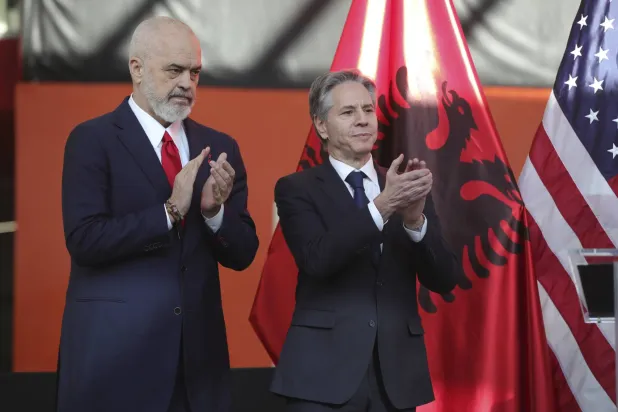 رئيس الوزراء الألباني إيدي راما ووزير الخارجية الأميركي أنطوني بلينكن (أ.ب)