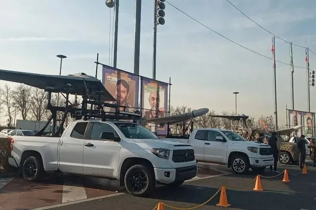 مسيّرات من طراز «شاهد» على متن سيارة رباعية الدفع على هامش مظاهرة ذكرى الثورة الأسبوع الماضي (فارس)