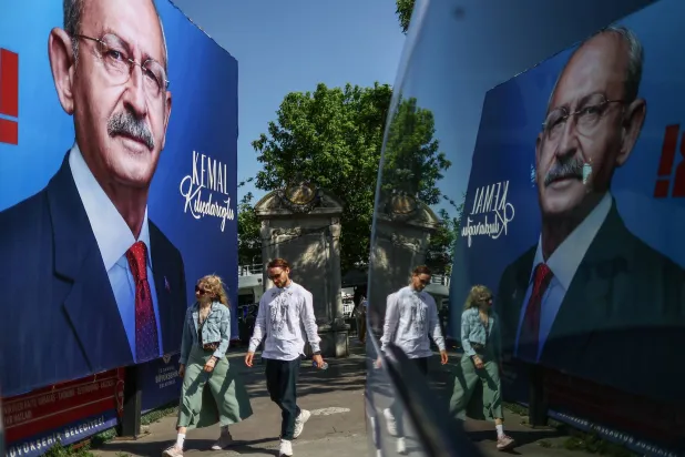 لافتات تروج لكمال كليتشدار أوغلو زعيم حزب «الشعب الجمهوري» في الانتخابات التركية الرئاسية في مايو الماضي (إ.ب.أ)
