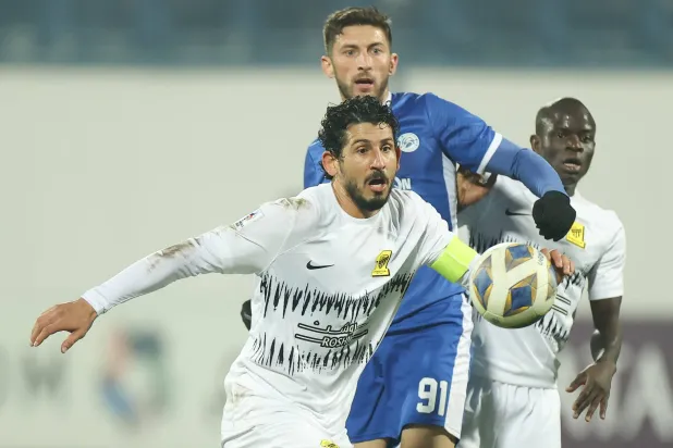 حجازي يحاول السيطرة على الكرة من أمام لاعب نافباخور (تصوير: عدنان مهدلي)