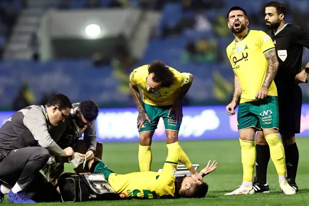 يونغ جانغ لاعب الخليج عقب إصابته في الفخذ (تصوير: عيسى الدبيسي)