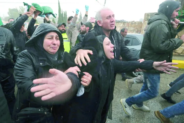 جنوبی لبنان پر اسرائیلی حملوں میں ہلاک ہونے والوں میں سے ایک کی والدہ کل سرحدی قصبے القنطرہ میں جنازے کے دوران (اے پی)