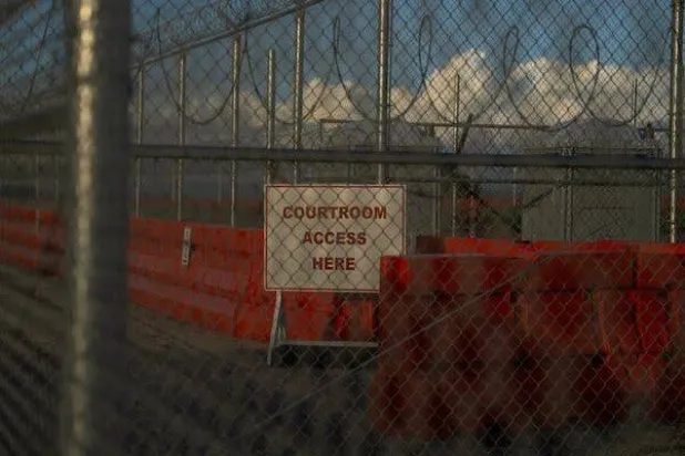 مدخل المحكمة العسكرية في قاعدة غوانتانامو (نيويورك تايمز)