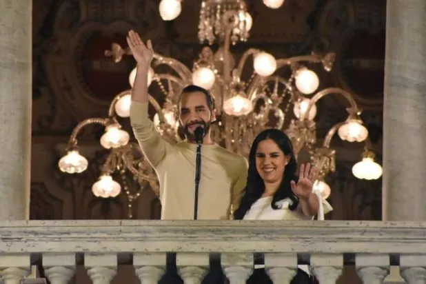 نجيب بو كيلة وزوجته يحييان مناصريه بعد فوزه الساحق (غيتي)