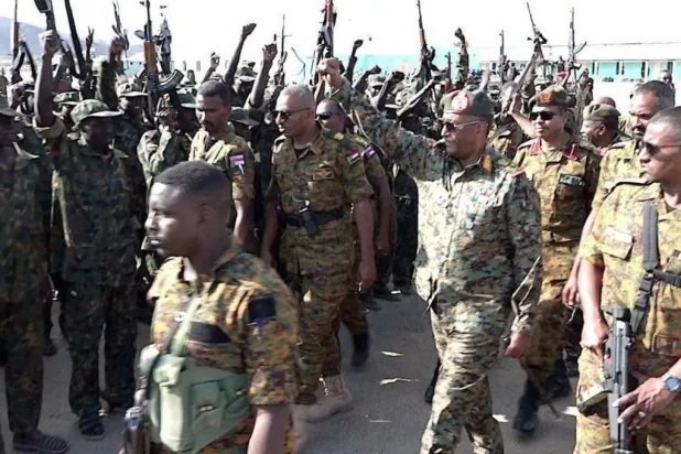 Sudanese Army Commander Abdel Fattah al-Burhan amidst his forces in the eastern part of the country (Archive - SUNA)