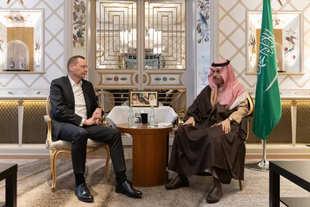 وزير الخارجية السعودي خلال لقائه المستشار الدبلوماسي للرئيس الفرنسي في ميونيخ بألمانيا (واس)