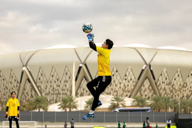 لاعبات المنتخب السعودي خلال التدريبات (إدارة الكرة النسائية)